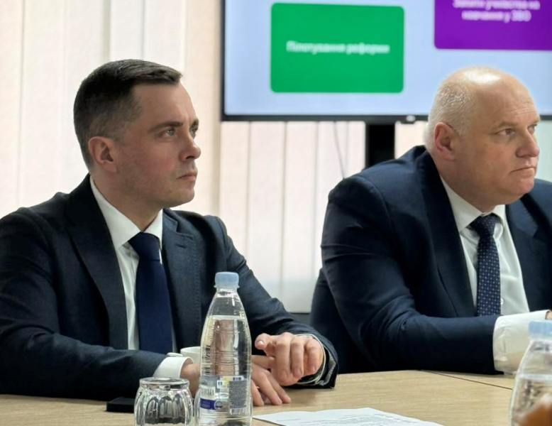 Заступник Міністра освіти і науки України Микола Трофименко та генеральний директор Директорату фахової передвищої та вищої освіти МОН України Олег Шаров під час робочої наради